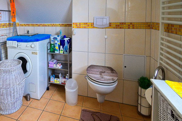 Ferienwohnung Bansin Usedom Badezimmer mit Toilette und Waschmaschine