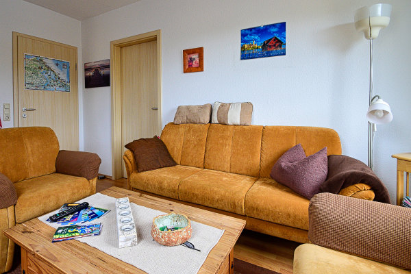 Ferienwohnung Bansin Usedom Wohnzimmer mit Couch und Sessel
